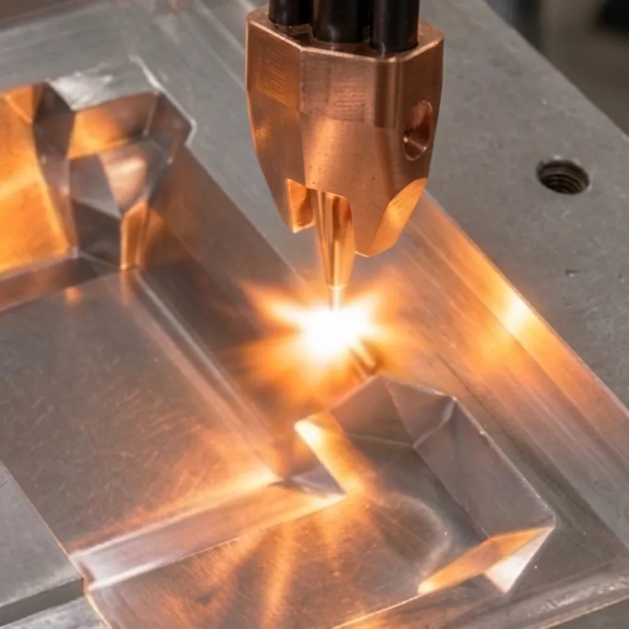 Buse de rechargement déposant de la matière en fusion dans une cavité d'un moule métallique, sur une machine à commande numérique.